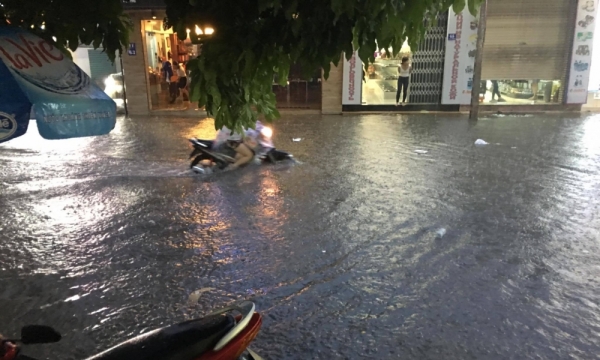 Nha Trang ngập nước chẳng khác nào ở Sài Gòn